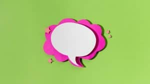 Balões de perguntas brancos e rosados em um fundo verde.