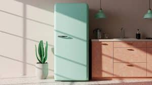 Geladeira azul em uma cozinha com pia, armários, luminárias e plantas.