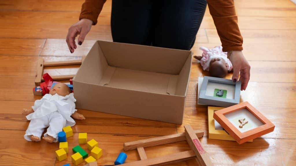 Pessoa organizando brinquedos de criança.