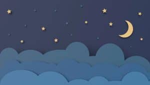 Lua em céu azul escuro com nuvens azuis representando o sono do bebê.