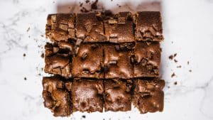 Pedaços de brownie em cima de uma bancada de mármore.