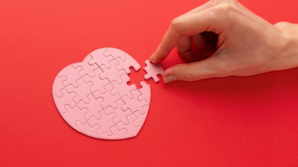 Quebra-cabeça de coração para representar a depressão pós-parto.