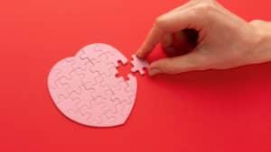 Quebra-cabeça de coração para representar a depressão pós-parto.