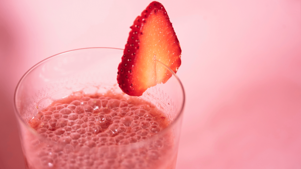copo de vitamina rosa de morango