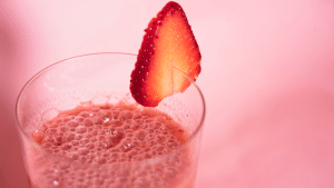 copo de vitamina rosa de morango