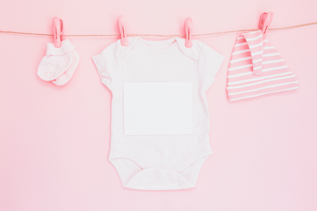 roupinhas de bebê secando no varal