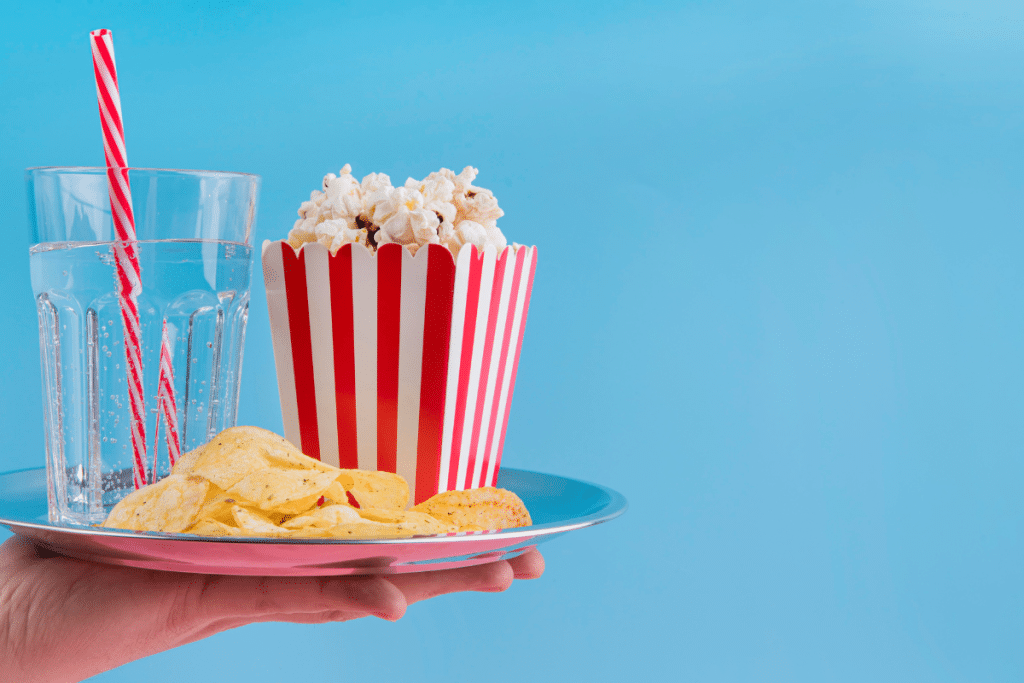 Pipoca e refrigerante em uma bandeja