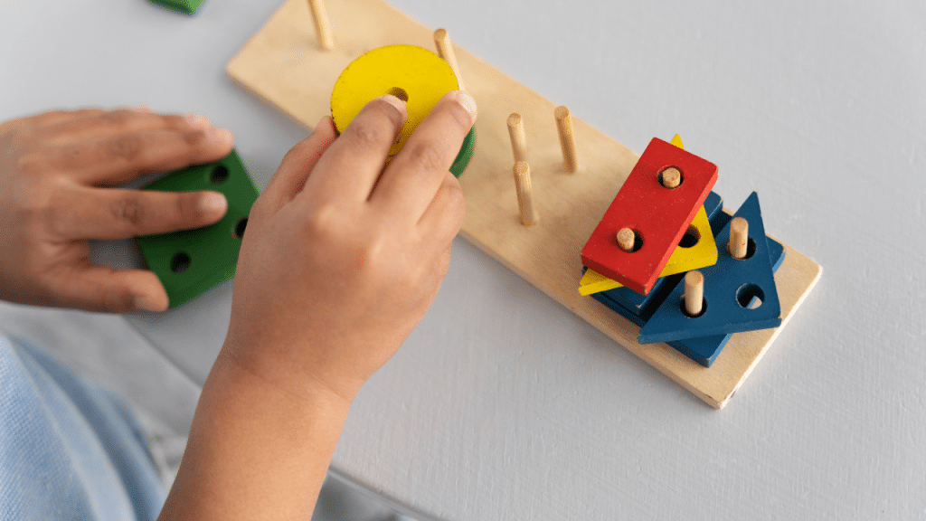 mãos brincando com blocos coloridos