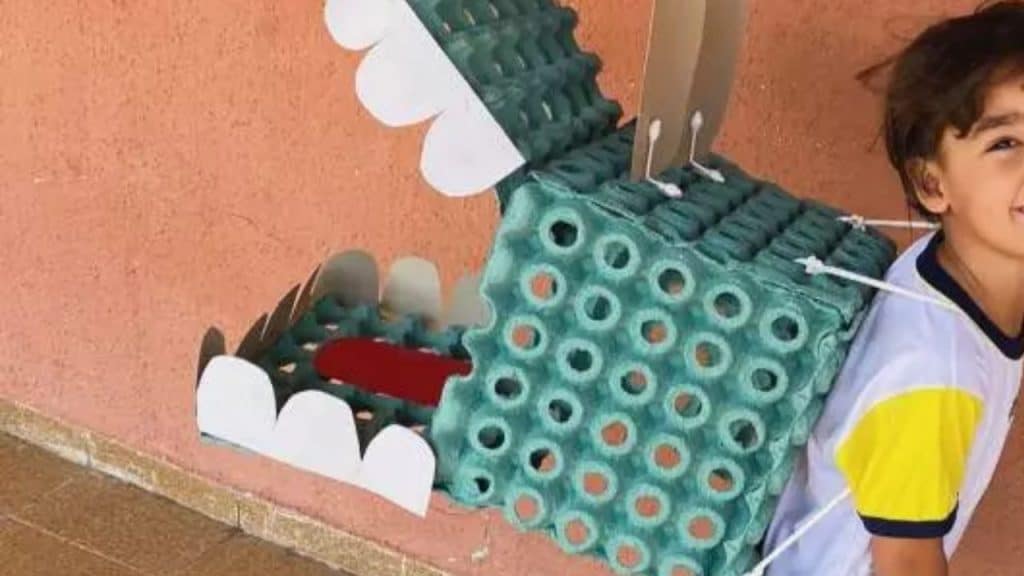 Dia da mochila maluca caixa de ovos.