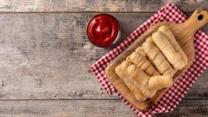 Enroladinho de salsicha: receita fácil e crocante.