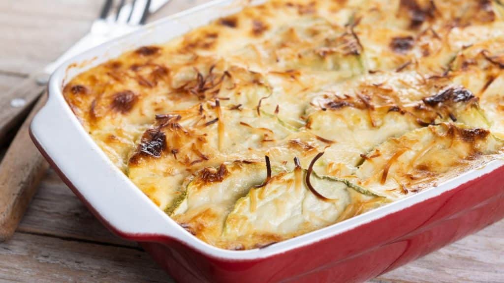 Fricassê de frango em assadeira vermelha.