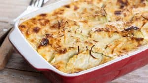 Fricassê de frango em assadeira vermelha.