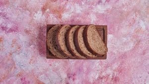 Bandeja com pão de beterraba em um fundo roxo.