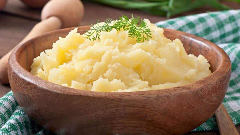 Purê de batata em uma tigela de madeira.