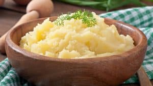 Purê de batata em uma tigela de madeira.