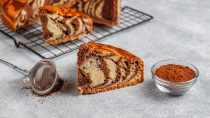 Receita que facilita: aprenda a fazer um bolo mesclado na air fryer.