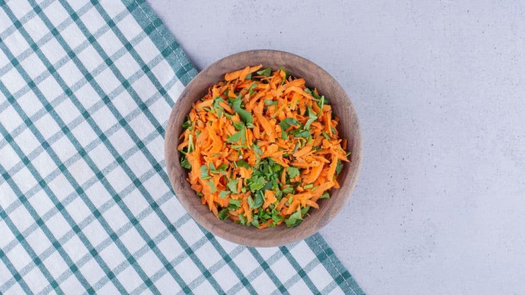Salada de cenoura em um fundo quadriculado.