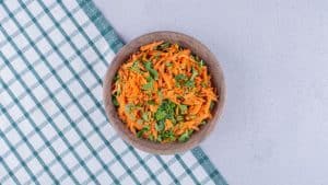 Salada de cenoura em um fundo quadriculado.