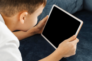 Menino segurando tablet