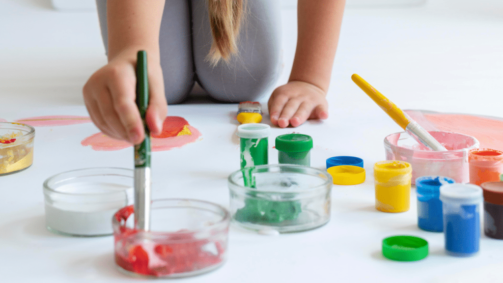 crianças pintando.