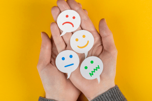 Emojis de emoções recortados em papel e coloridos