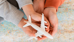 mãos segurando um avião