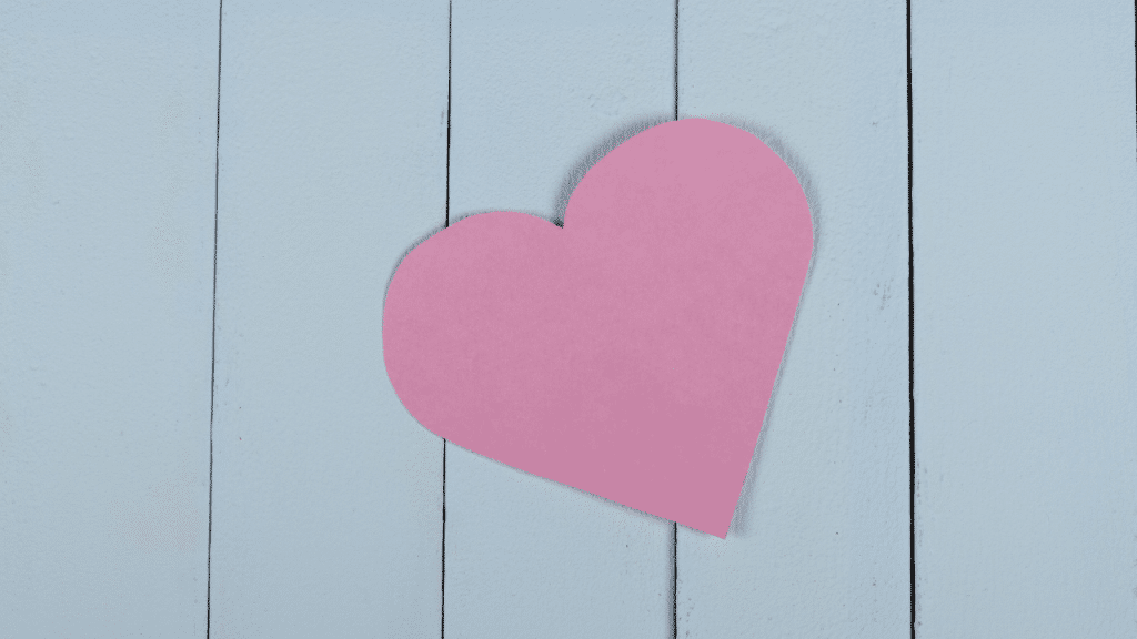 Um coração rosa de papel