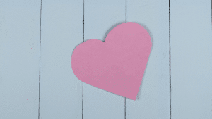 Um coração rosa de papel