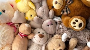 Brinquedos espalhados representando o quarto de uma criança.