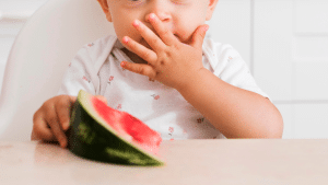 Criança comendo uma melancia