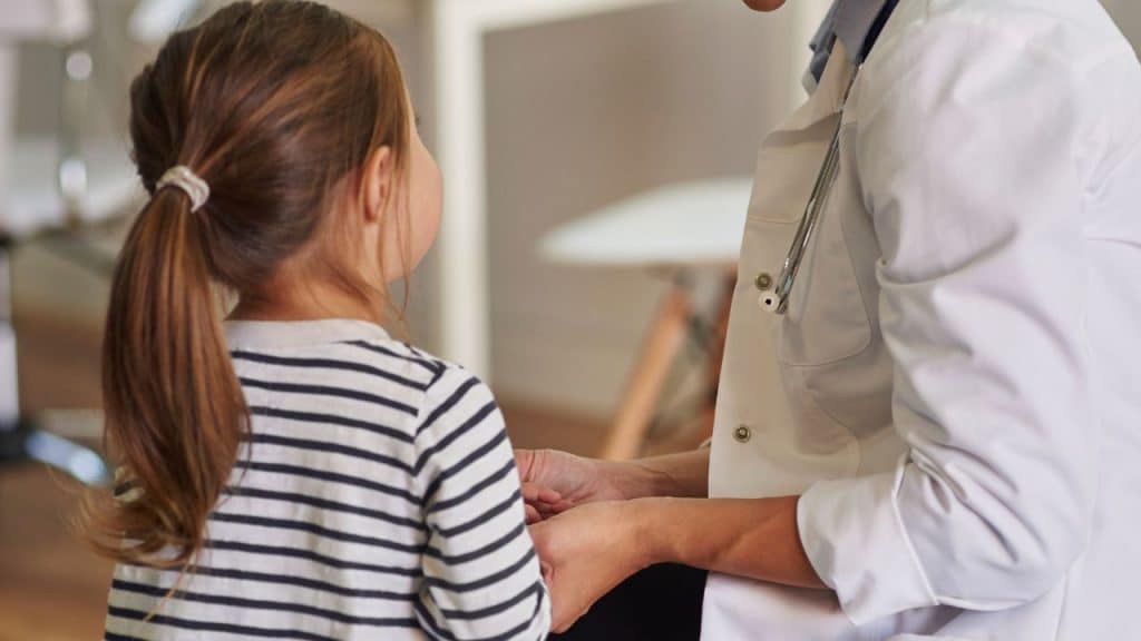 9 dicas para ajudar seu filho a superar o medo de médicos.
