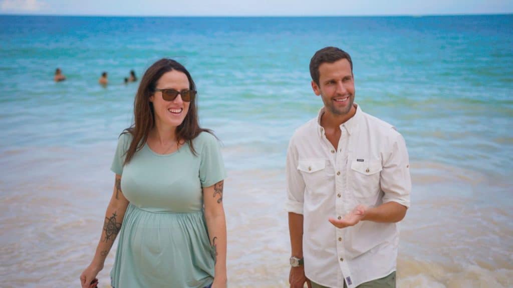Whitney Caskey e Pedro Andrade na praia.