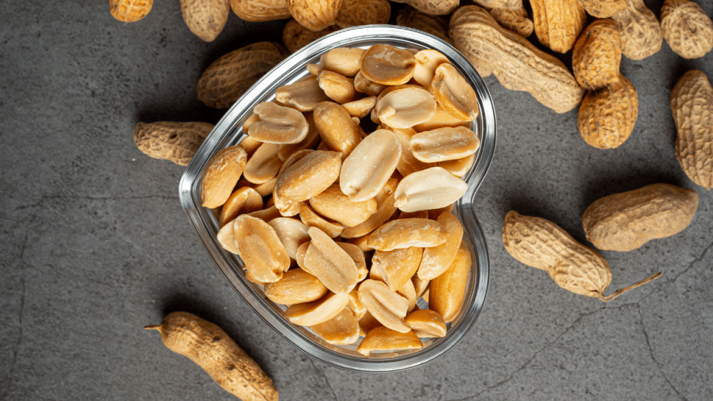 Amendoins em uma vasilha, em formato de coração