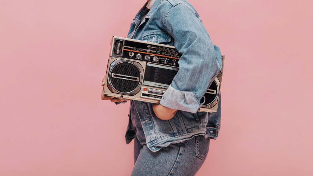 Mulher segurando um som