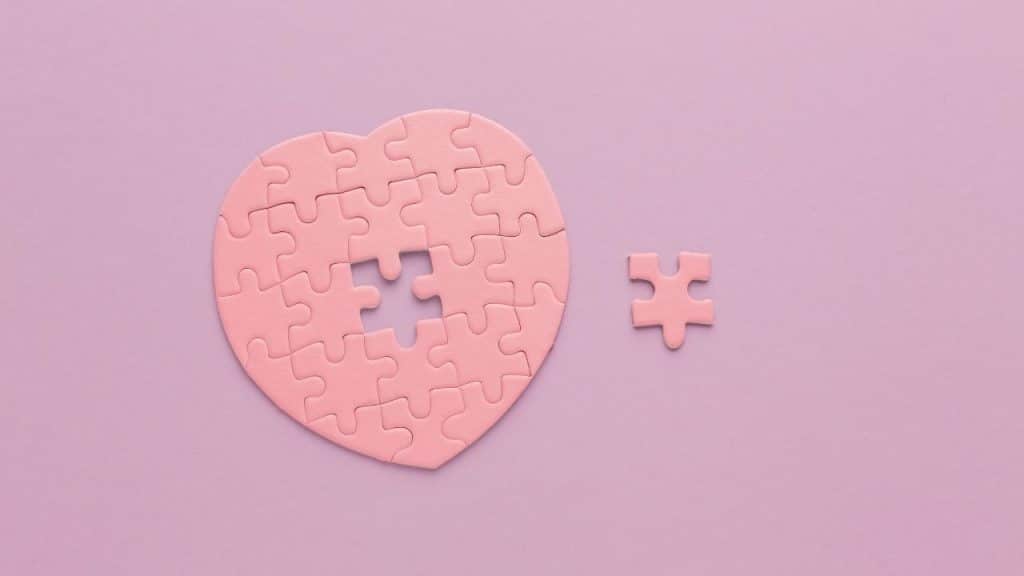 Quebra-cabeça em formato de coração com uma peça faltando, representando a ansiedade.