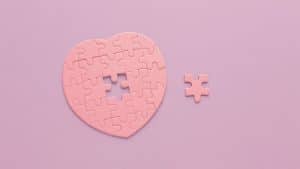 Quebra-cabeça em formato de coração com uma peça faltando, representando a ansiedade.