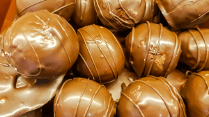 Bomba de doce de leite com chocolate.