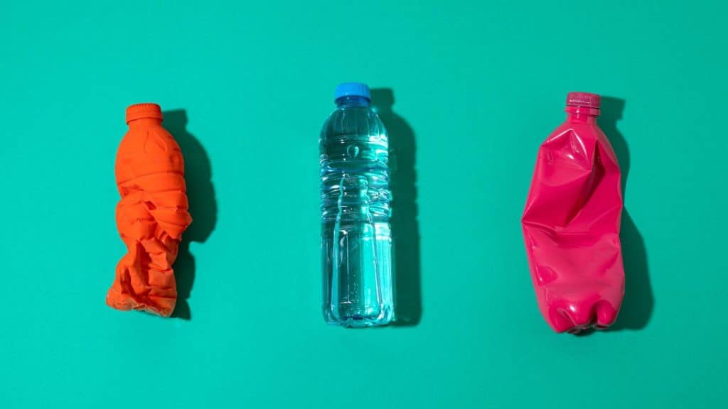 Garrafas de plástico retorcidas representando o BPA.