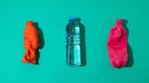 Garrafas de plástico retorcidas representando o BPA.