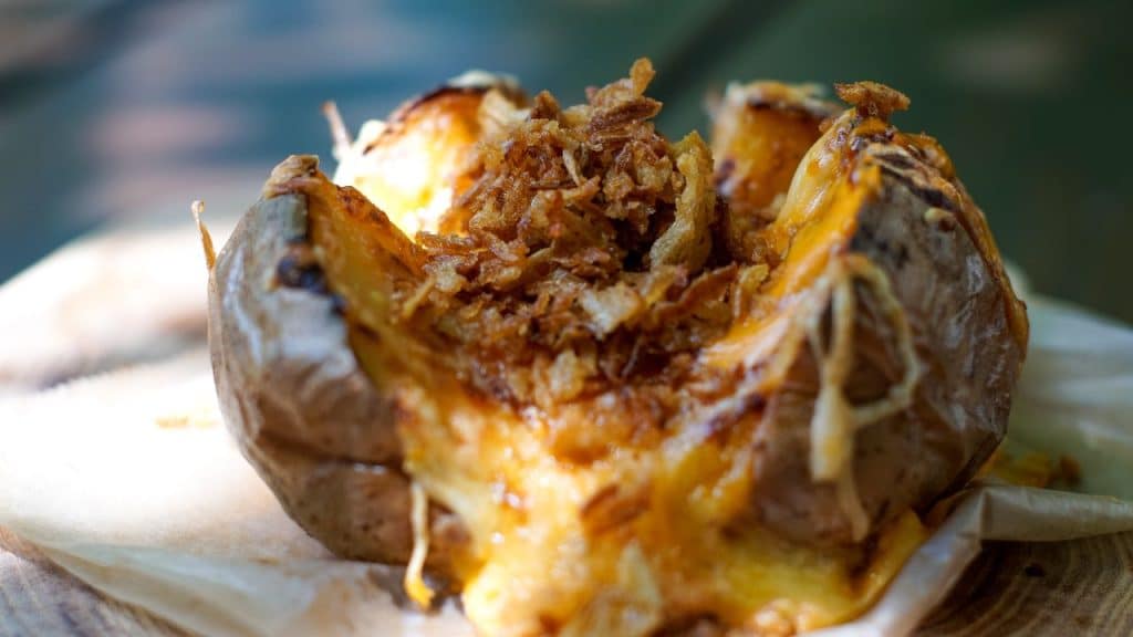 Batata recheada com carne.