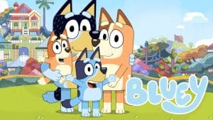 Personagens de Bluey junto ao logo da série.