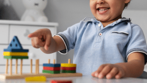 Criança brincando com brinquedos de montar