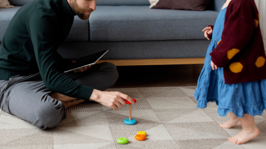 Pai e filha brincando