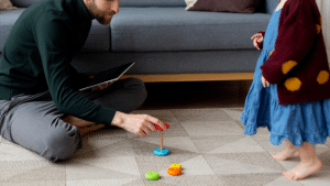 Pai e filha brincando