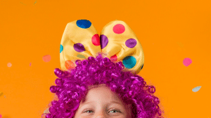 Cabelo maluco nas escolas desafia criatividade dos pais; veja ideias.