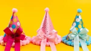 Chapéus coloridos em frente a um fundo amarelo representando o Dia do Cabelo Maluco.