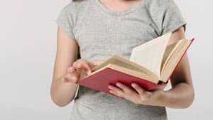 Colleen Hoover crianças podem ler os livros da autora.