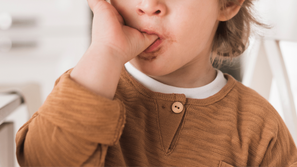 Criança chupamdo dedo