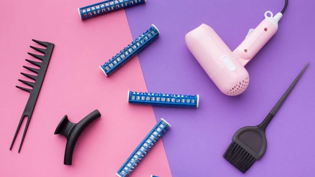 Itens de cabelo em um fundo rosa e roxo.