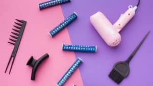 Itens de cabelo em um fundo rosa e roxo.